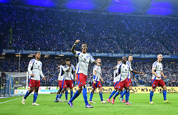 Die Rothosen ließen im zweiten Durchgang die Party frühzeitig mit den Fans starten. Die Rothosen ließen im zweiten Durchgang die Party frühzeitig mit den Fans starten.