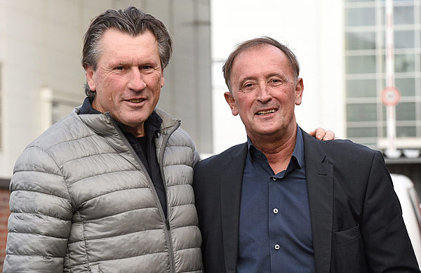 Manfred Kaltz (31 Bundesliga-Nordderbys) und Dieter Burdenski (26) haben das Duell beider Klubs am häufigsten miterlebt. Manred Kaltz und Dieter Burdenski stehen posierend und Arm in Arm vor der Kamera.