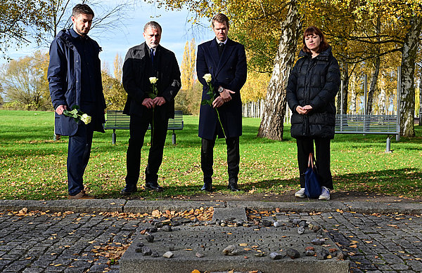 Die HSV-Vorstände Eric Huwer und Stefan Kuntz waren vergangene Woche gemeinsam mit Cornelius Göbel in der KZ-Gedenkstätte Neuengamme zu Gast, deren Mitarbeiterin Paula Scholz über die Gedenkstätte führte. Die HSV-Vorstände Eric Huwer und Stefan Kuntz waren vergangene Woche gemeinsam mit Cornelius Göbel in der KZ-Gedenkstätte Neuengamme zu Gast, deren Mitarbeiterin Paula Scholz über die Gedenkstätte führte.
