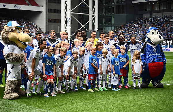 Vor dem Anpfiff gab es aufgrund der Fan-Freunschaften der beiden Clubs ein gemeinsames Teamfoto. Vor dem Anpfiff gab es aufgrund der Fan-Freunschaften der beiden Clubs ein gemeinsames Teamfoto.
