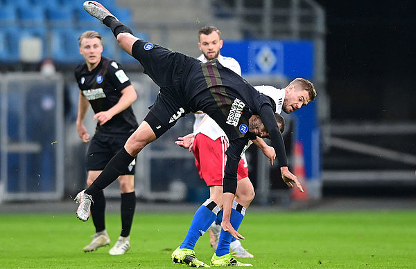 Kampf war mitunter Trumpf im Volkspark, wo sich der HSV und der KSC im ersten Durchgang einige knackige Duelle lieferten.