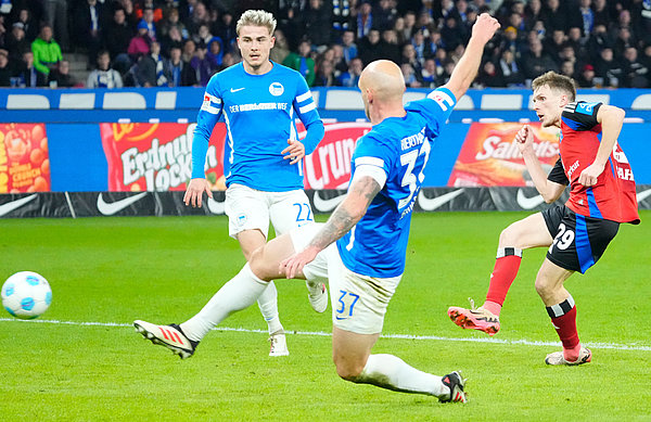 HSV winger Emir Sahiti had the final say with his winning goal.