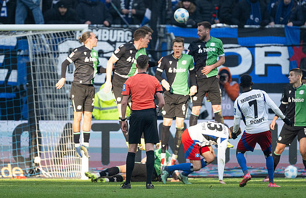 Magnifique: Jean-Luc Dompe traf spät mit einem wunderbaren Freistoß zum 2:2.