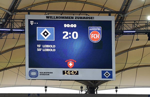 Die Anzeigentafel im Volksparkstadion zeigt zwei Tore von Tim Leibold.