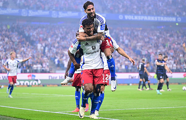 Three goals in two games: Ransford Königsdörffer celebrates his early goal together with Ludovit Reis.