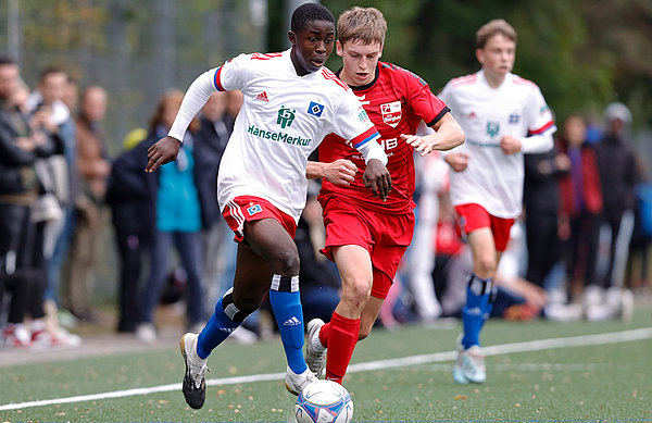 Saido Balde (l.) und die U16-Junioren entschieden die torreiche Begegnung gegen Borgfeld für sich.