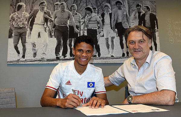 Douglas Santos and Dietmar Beiersdorfer at the contract signing. 