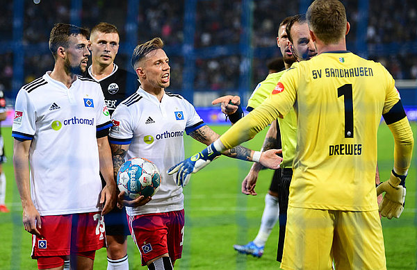 In den ersten 45 Minuten ging es im Sandhäuser Strafraum etliche Male richtig rund und SVS-Keeper Drewes vereitelte etliche HSV-Hochkaräter.