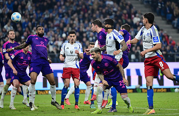 Mit Teamwork zum Torerfolg: Davie Selke erzielt gegen Düsseldorf per Kopf das 2:1, für das er anschließend die Lorbeeren ans gesamte Team weiterreichte.