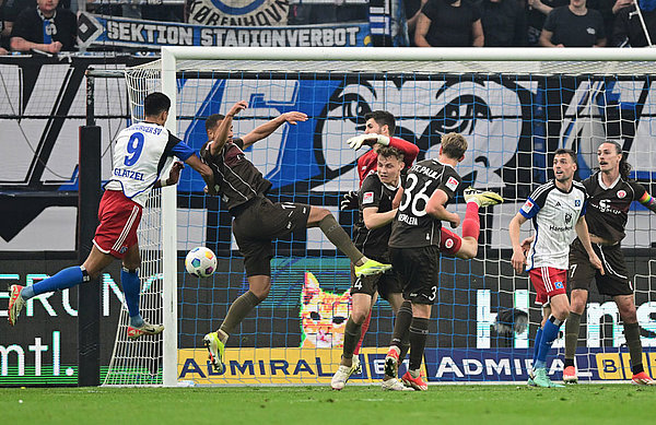 Aber jetzt zählt er! Robert Glatzel setzt sich durch, kommt per Kopf an den Ball und erzielt in der 85. Minute das entscheidende Tor zum Sieg im Hamburger Stadtderby.