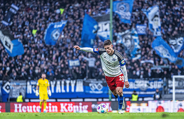 Riesengroßer Support im Volksparkstadion: Dr. Eric Huwer kann keine Entfremdung im HSV erkennen.