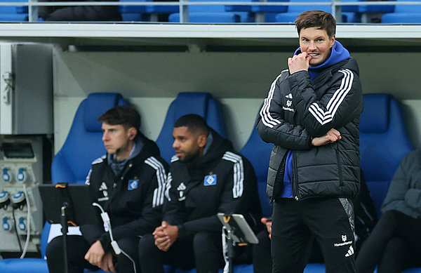 Bildeten in Karlsruhe erstmals das HSV-Trainerteam: Merlin Polzin sowie seine Co-Trainer Richard Krohn und Loic Fave (v.r.). Bildeten in Karlsruhe erstmals das HSV-Trainerteam: Merlin Polzin sowie seine Co-Trainer Richard Krohn und Loic Fave (v.r.).