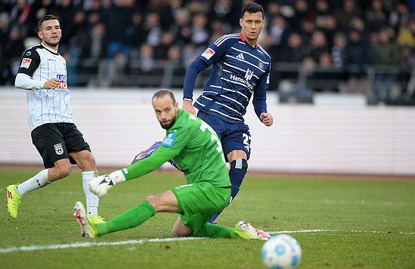 Pfosten! Selke hat den Ball geschickt an Keeper Ortag vorbeigeschlenzt, doch zum zweiten Mal an diesem Nachmittag ist der Pfosten im Weg.