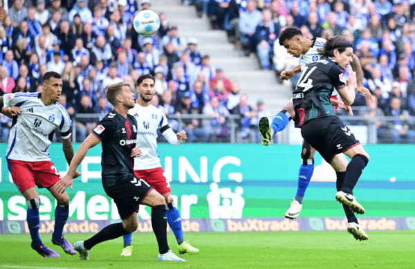 Flanke Muheim, Kopfball Königsdörffer - so ging der HSV bereits in der 5. Spielminute in Führung. Ein stark herausgespieltes 1:0!