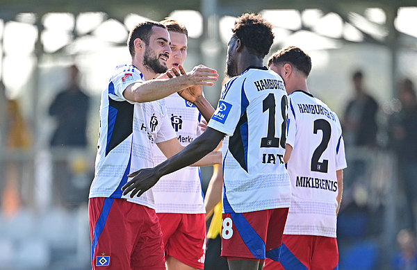 Well-deserved: Bakery Jatta celebrates with his teammates after scoring HSV’s second goal of the game.