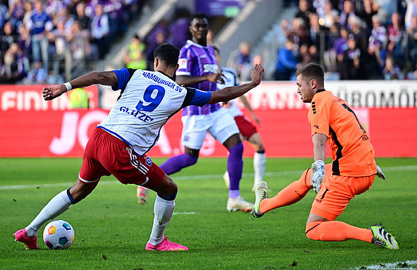 Die Hamburger Führung: Glatzel chipt den Ball gekonnt über VfL-Keeper Grill und erzielt das 1:0 für den HSV.