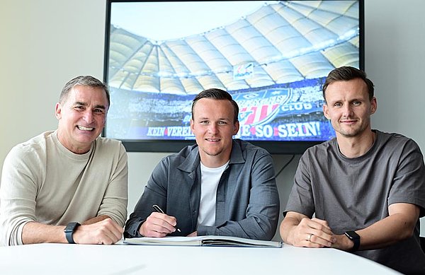 HSV-Urgestein Tom Mickel bei der Vertragsunterzeichnung mit Vorstand Stefan Kuntz (l.) und Direktor Profifußball Claus Costa (r.).