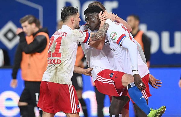 Die Entscheidung: Amadou Onana hat überaus sehenswert zum 3:0 getroffen und wird für seinen ersten HSV-Treffer gefeiert.