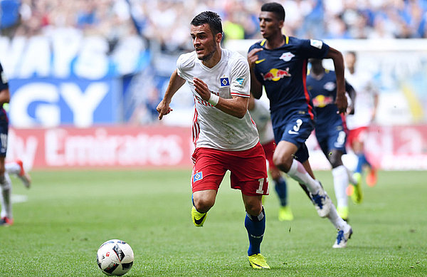 Filip Kostic im Laufduell beim Spiel gegen RB Leipzig.