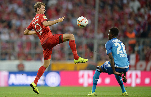 Zweikampf zwischen Thomas Müller und Gideon Jung beim Saisonauftakt 2015/16 in München.