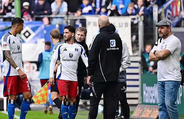 Mannschaftsarzt Dr. Wolfgang Schillings führt Ludovit Reis vom Platz, Trainer Steffen Baumgart musste somit nach einer halben Stunde seine Elf erneut umbauen.