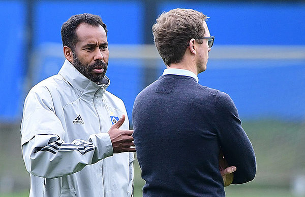 "Zügel nicht schleifen lassen" - Cheftrainer Daniel Thioune im Gespräch mit Sportdirektor Michael Mutzel.