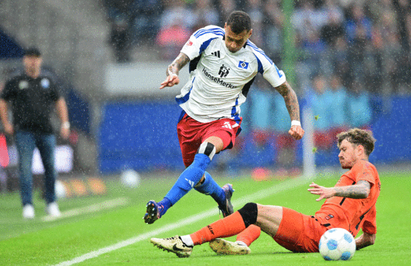 Davie Selke made it 2-2 for HSV in the second half.