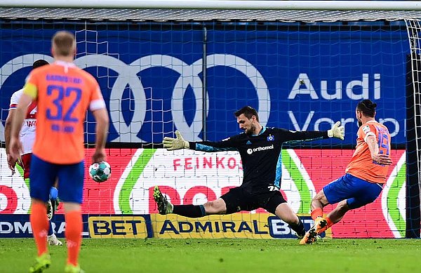 Serdar Dursun fällt ein abgefälschten Schuss direkt vor die Füße und der Angreifer trifft aus elf Metern gegen Sven Ulreich.