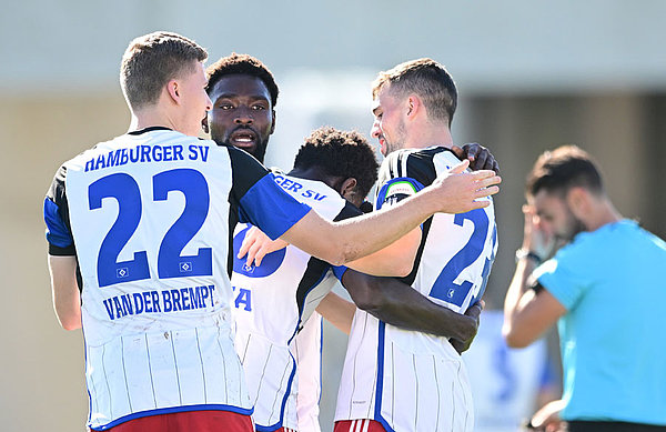 Glückwunsch, Käpt`n! Jonas Meffert brachte den HSV nach einer Viertelstunde mit einem präzisen Distanzschuss mit 1:0 in Führung.