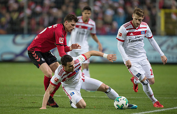 Filip Kostic im Zweikampf mit einem Freiburger Gegenspieler. 