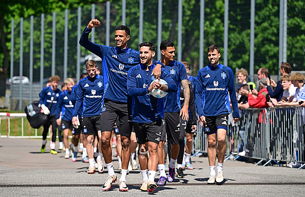 Moin, Aufsteiger! Die Rothosen wurden am Trainingsplatz herzlich empfangen. Moin, Aufsteiger! Die Rothosen wurden am Trainingsplatz herzlich empfangen.