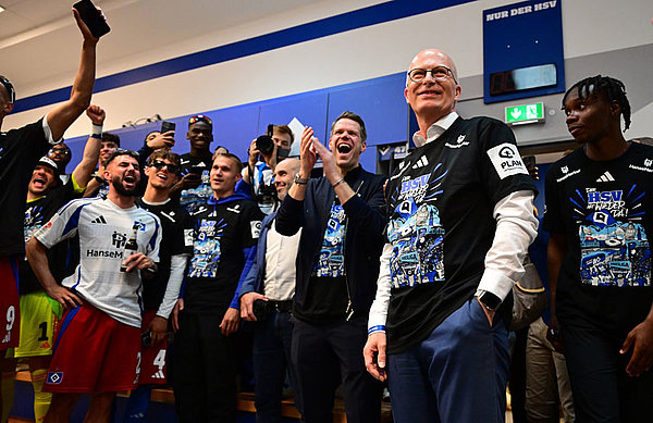 Hamburgs Erster Bürgermeister Peter Tschentscher lädt die Mannschaft ins Rathaus ein, einen Tag später folgte die Einladung für die HSV-Frauen. Hamburgs Erster Bürgermeister Peter Tschentscher lädt die Mannschaft ins Rathaus ein, einen Tag später folgte die Einladung für die HSV-Frauen.