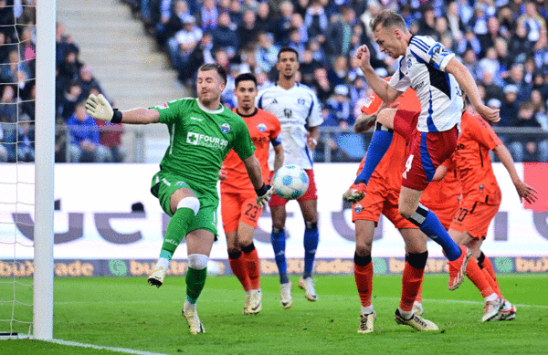 Käpt'n Schonlau hatte in der ersten Hälfte die große Chance zur Führung, doch SCP-Keeper Boevink verhinderte das Hamburger 1:0.