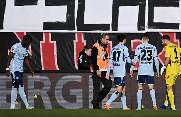 Im Spiel beim 1. FC Nürnberg warfen die Fans Tennisbälle auf den Platz, um das Spiel zu unterbrechen und so ihrem Protest gegen den DFL-Investorenplan Ausdruck zu verleihen.