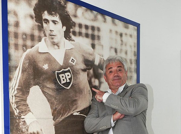 Kevin Keegan steht im Volksparkstadion vor einem Wandbild mit seinem Foto.