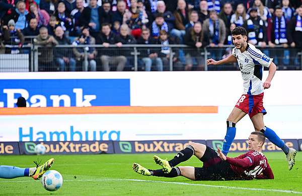 Top-Aktion der ersten Hälfte: HSV-Sechser Elfadli trifft an Gegenspieler Karafiat und Keeper Reichert vorbei zum 1:0 ins lange Eck.