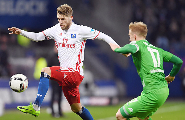 Aaron Hunt wins the ball against Gladbach.