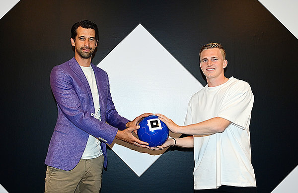 Mikkel Kaufmann unterschrieb am Nachmittag im Büro von HSV-Vorstand Jonas Boldt seinen neuen Vertrag. 