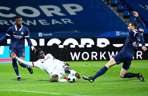 Die Führung: Im Fallen schafft es Amadou Onana noch an den Ball und bringt diesen zum 1:0 im Bochumer Tor unter.