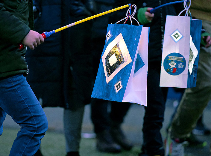 HSV-Laternenumzug 2024: Ein leuchtendes Highlight im Volkspark