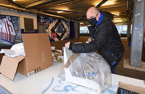 An zwei Tagen im Volkspark verpackt, jetzt bei den offiziellen Fanclubs in Hamburg, Deutschland und Europa: 662 Original-Sitzschalen aus dem Stadion.