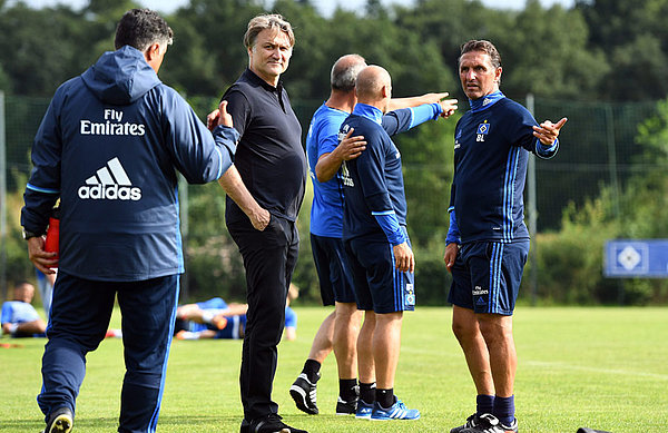 Dietmar Beiersdorfer befindet sich stets im intensiven Austausch mit seinem Trainerteam.
