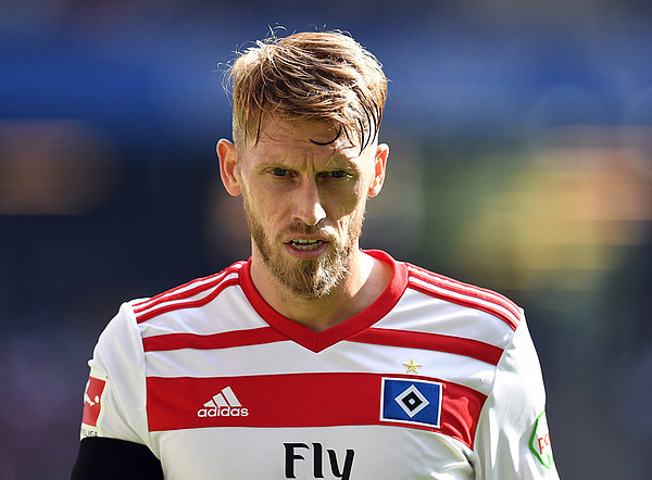 Mit Aaron Hunt holte der HSV in dieser Saison zehn Punkte, ohne ihn nicht einen einzigen. Gegen Hoffenheim erzielte der Mittelfeldspieler das letzte Mal zwei Tore. Aaron Hunt steht im HSV-Trikot auf dem Platz.