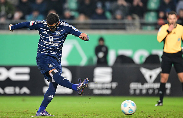 Selke, die Zweite: Per Strafstoß erzielt der Matchwinner in der Nachspielzeit das 2:1.