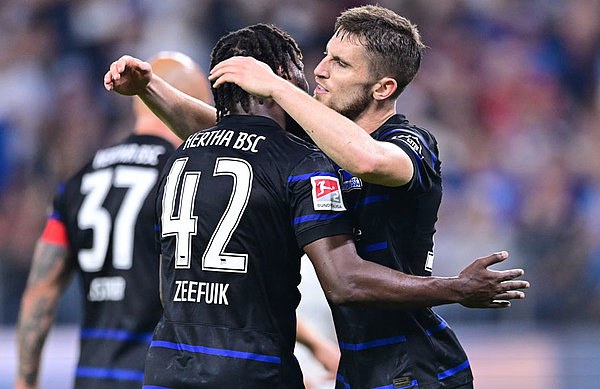 Jonjoe Kenny celebrates scoring the late equaliser alongside his teammate, Zeefuik