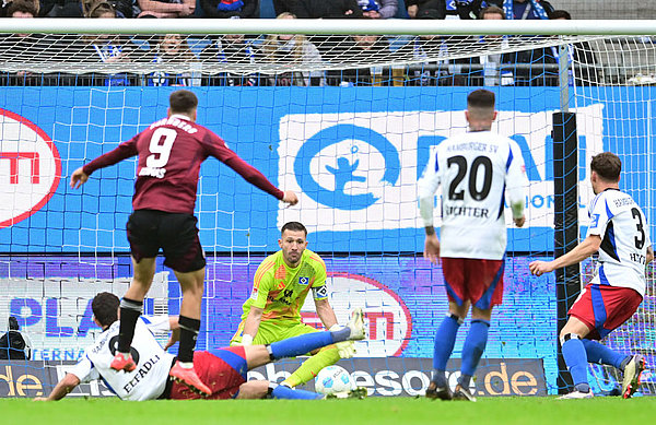 Daniel Elfadli erzielte vorn das 1:0 für den HSV, schmiss sich hinten in jeden Zweikampf und fordert von sich und seinem Team, gemeinsam die Ausfälle aufzufangen.