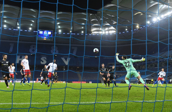 Traumtor: Sonny Kittel (r.) schließt einen schönen HSV-Angriff ab und erzielt die überaus sehenswerte 1:0-Führung für den HSV.