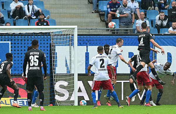 Der Ausgleich: Dresdens Tim Knipping ist nicht zu verteidigen und köpft zum 1:1 ein.