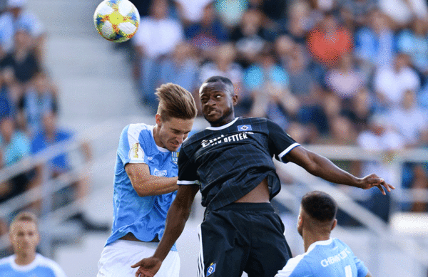 David Kinsombi stand erstmals in dieser Saison in der Anfangsformation des HSV, war direkt ein Aktivposten und hatte mit diesem Kopfball die erste Chance des Spiels.