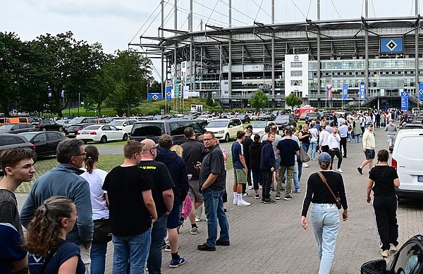 Unglaublicher Andrang: Rund 2.200 HSV-Fans versammelten sich bei der Verschenk-Aktion auf Parkplatz Weiß.